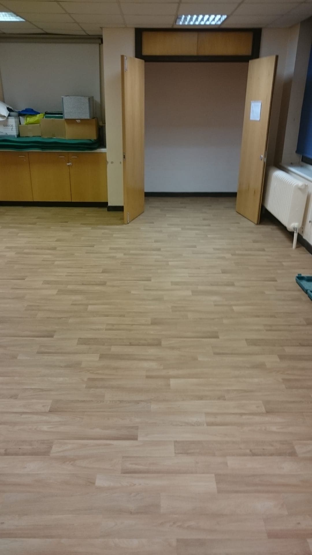 Stone-effect LVT in a domestic kitchen